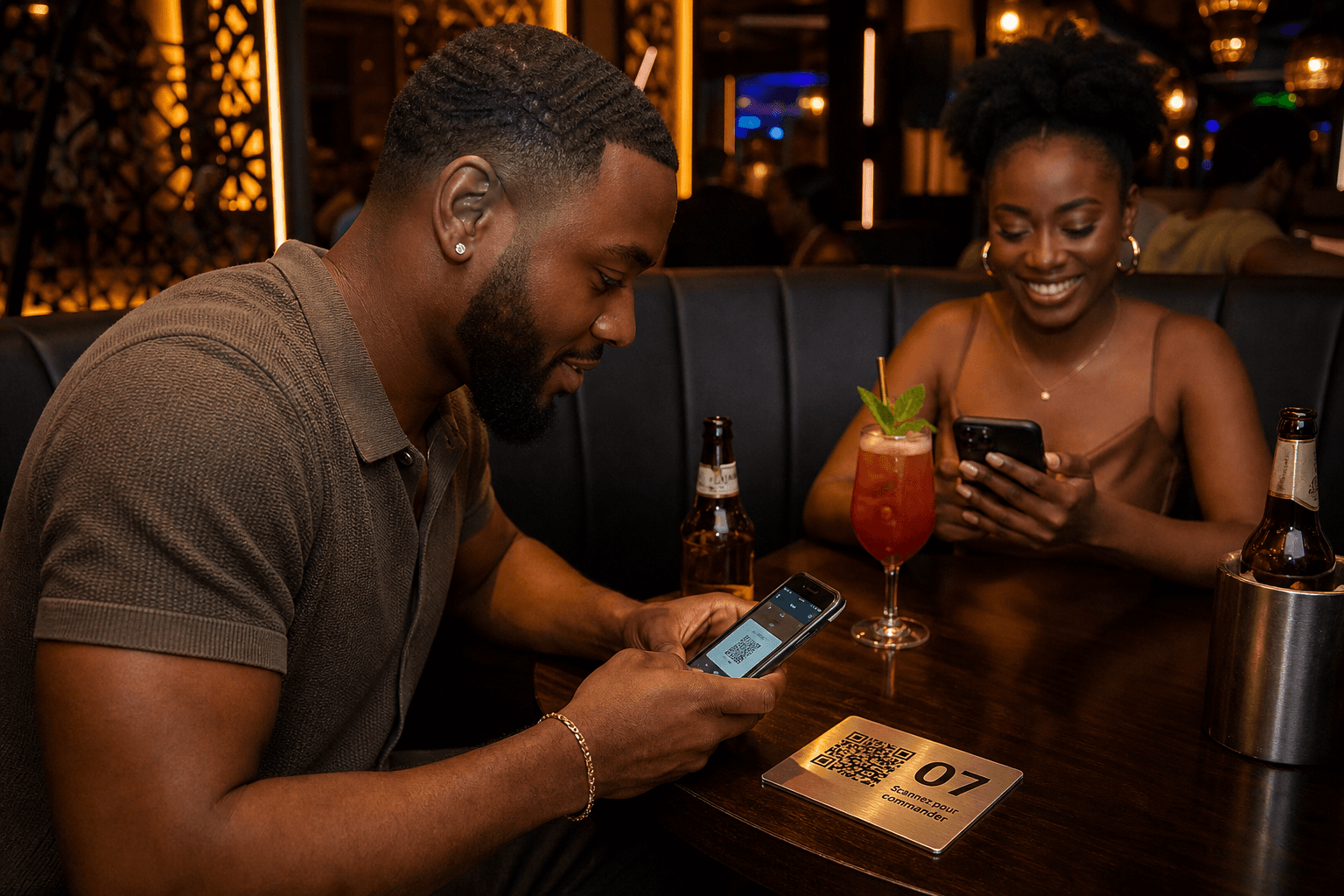 Couple afro-américain dans un lounge, scannant le QR de la table pour commander.