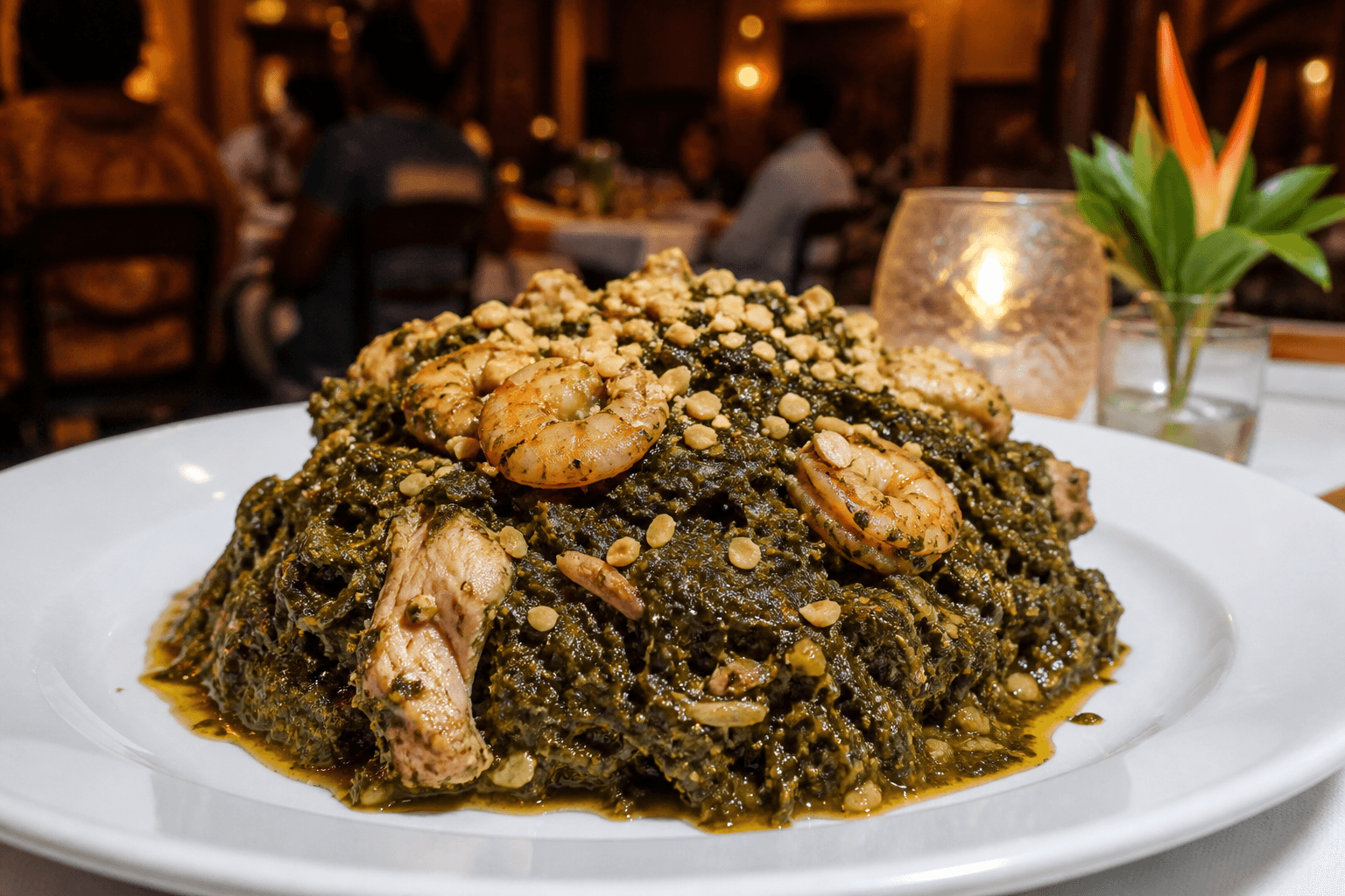 Poulet Ndolé dressé dans la salle d’un hôtel africain — le plat dont la fiche technique suit le stock et la marge.